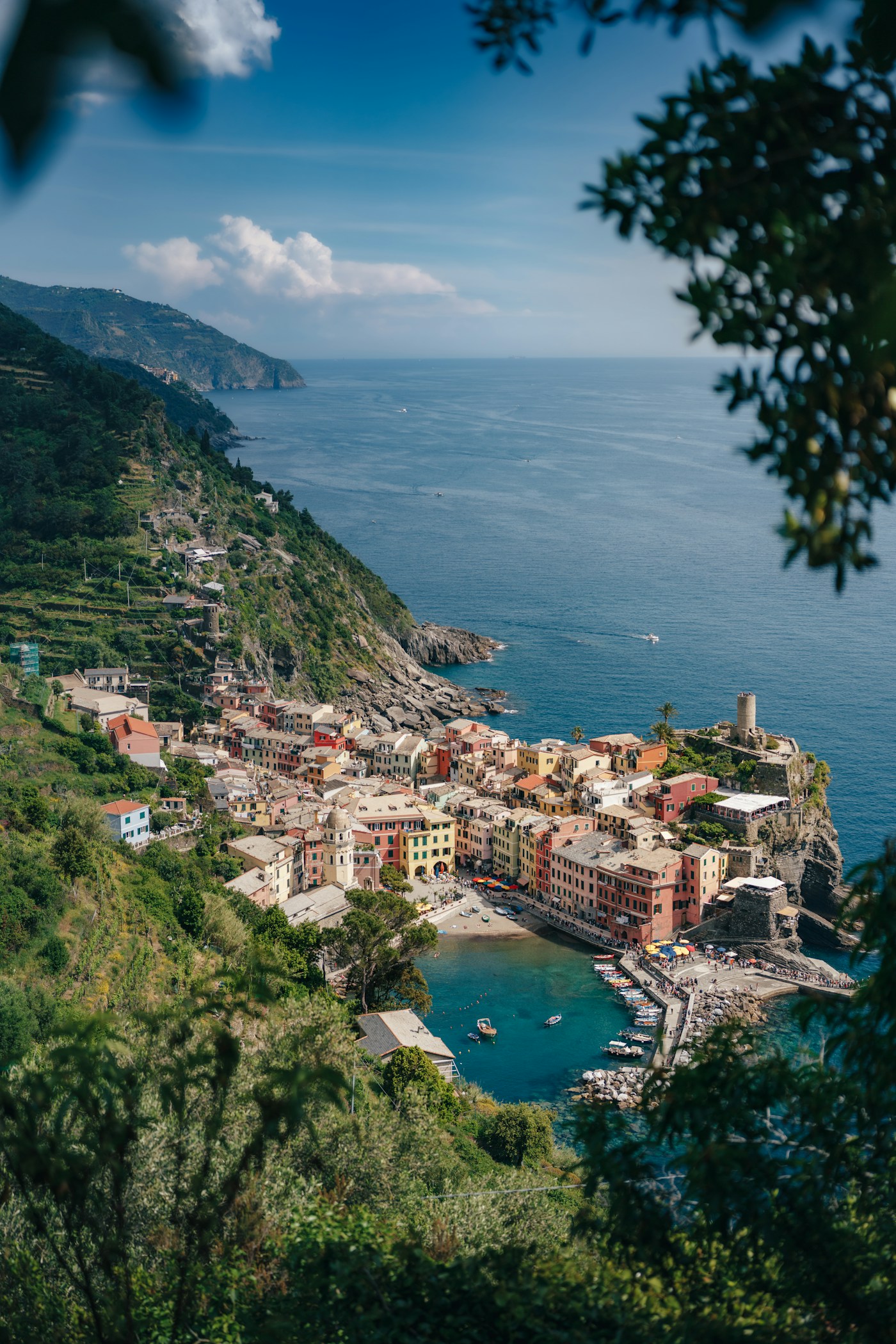 Vernazza, la piazza e il porticciolo